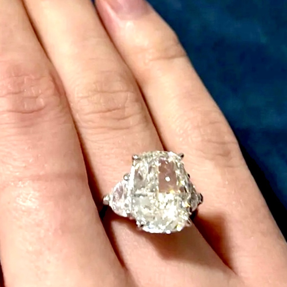 15.76 ct. Elongated Cushion Cut Pale Champagne & Trillion Cut White Diamond Ring - Picture 6 of 16